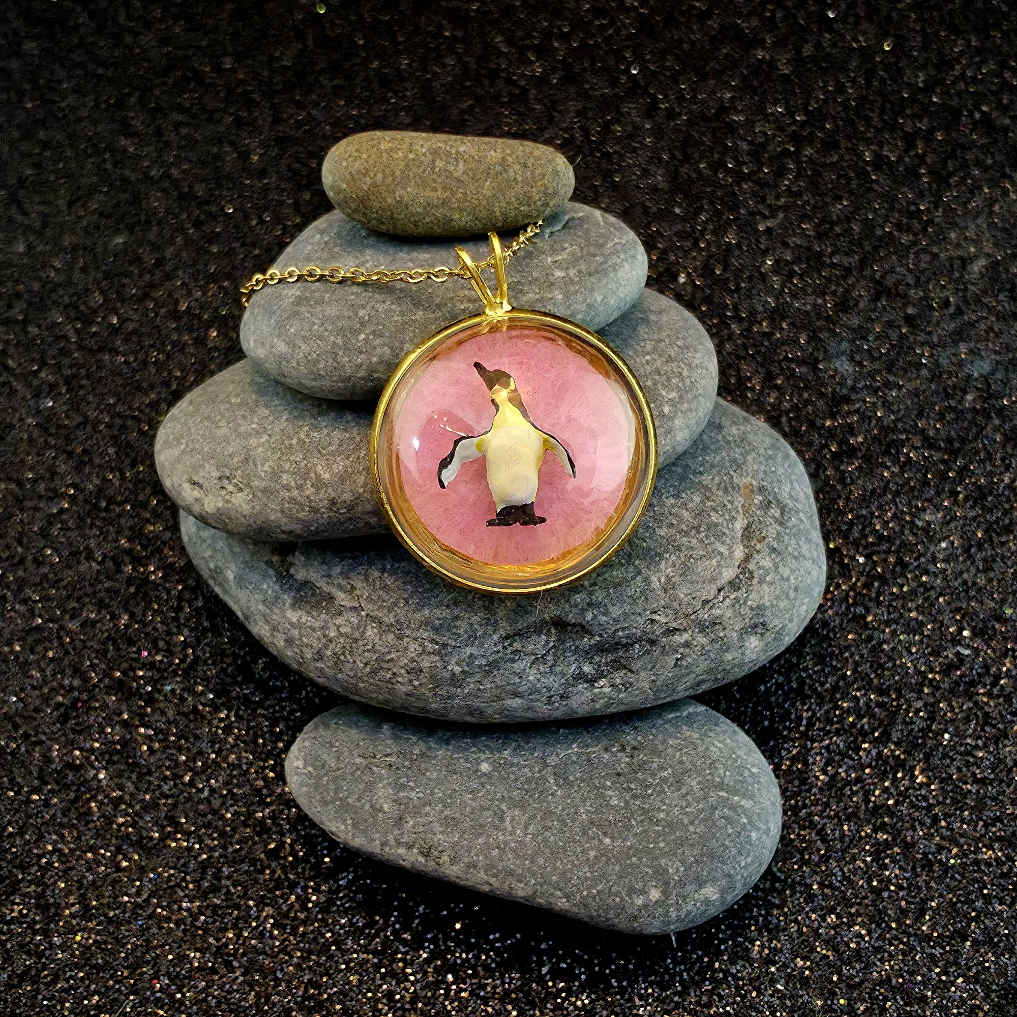 médaillon en métal doré contenant un pingouin sous bulle de verre - petite planete