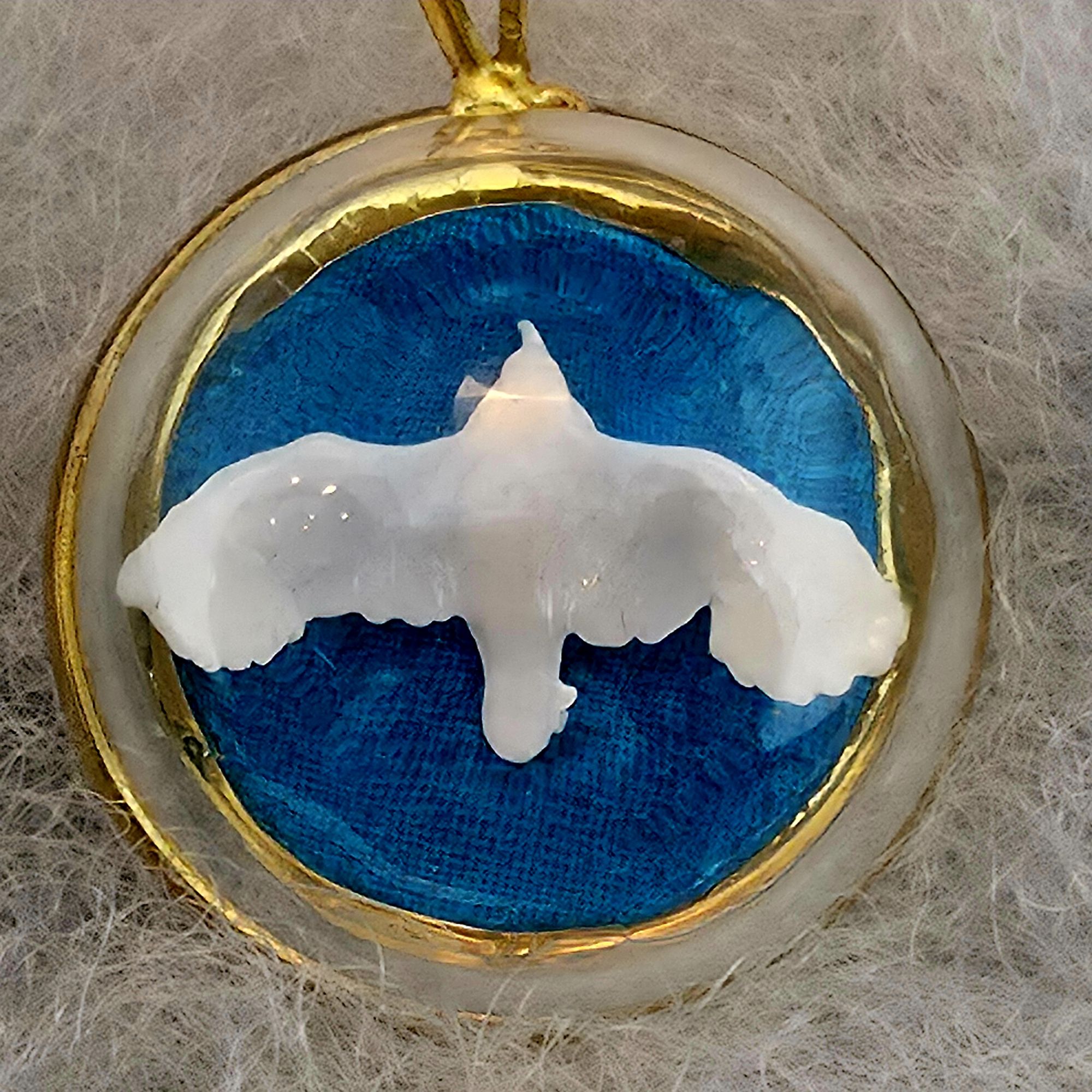 médaillon en métal doré contenant un oiseau albatros blanc sous bulle de verre - petite planete