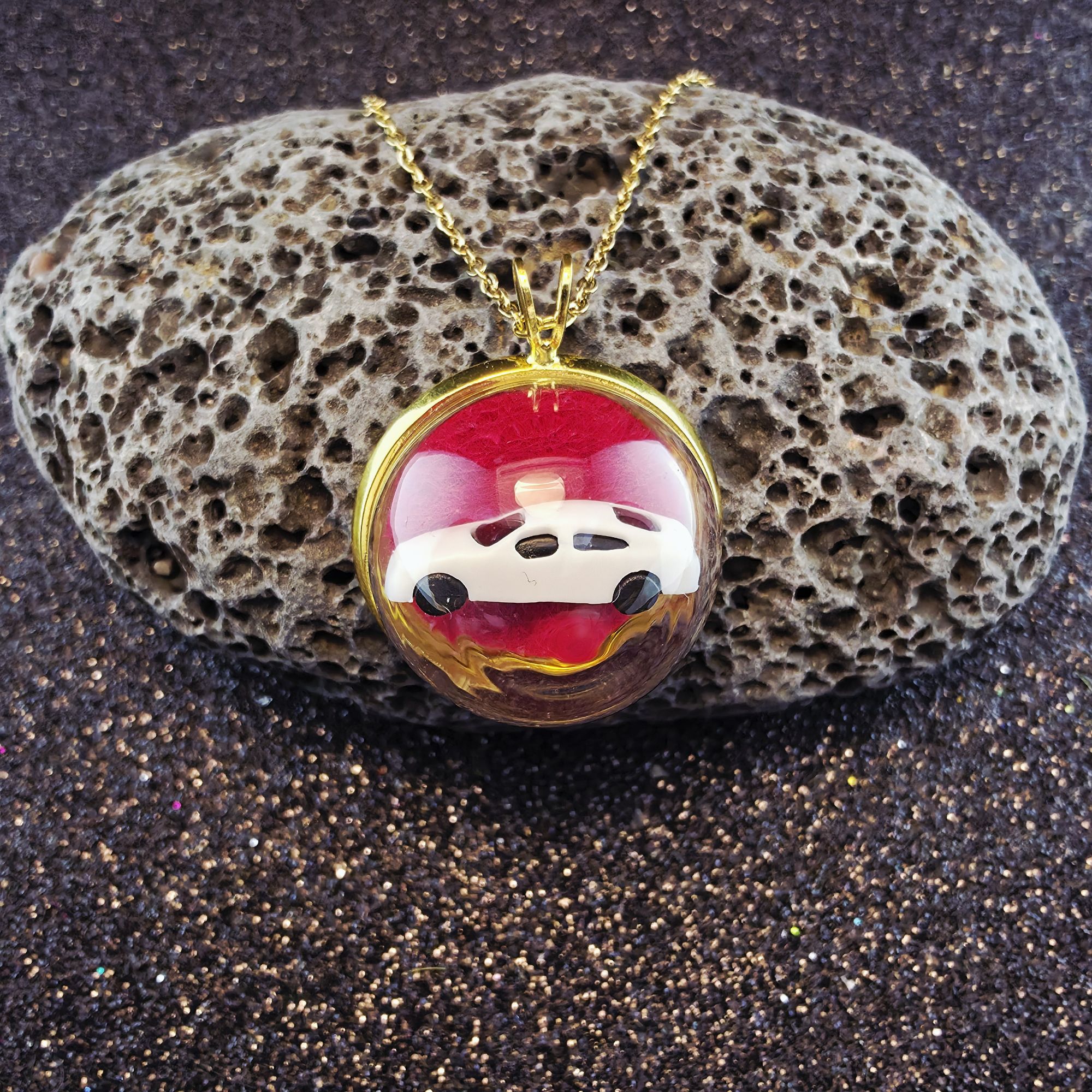 médaillon en métal doré contenant une voiture blanche fond fuschia sous bulle de verre - petite planete