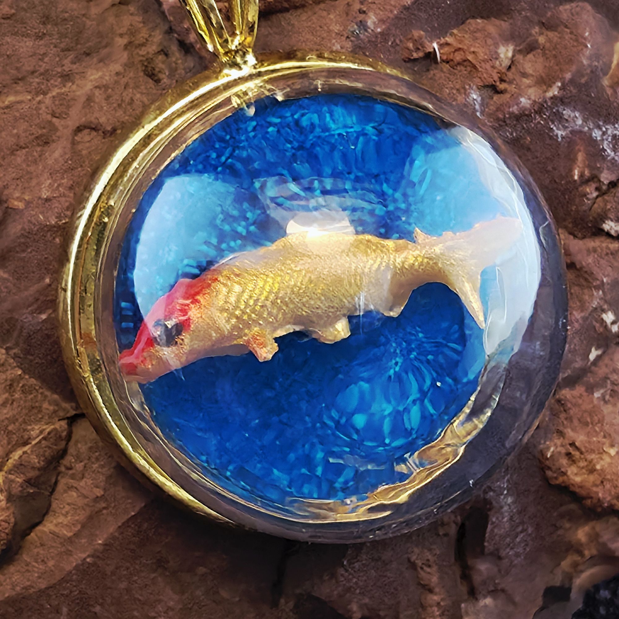 médaillon en métal doré contenant une carpe dorée sous bulle de verre - petite planete