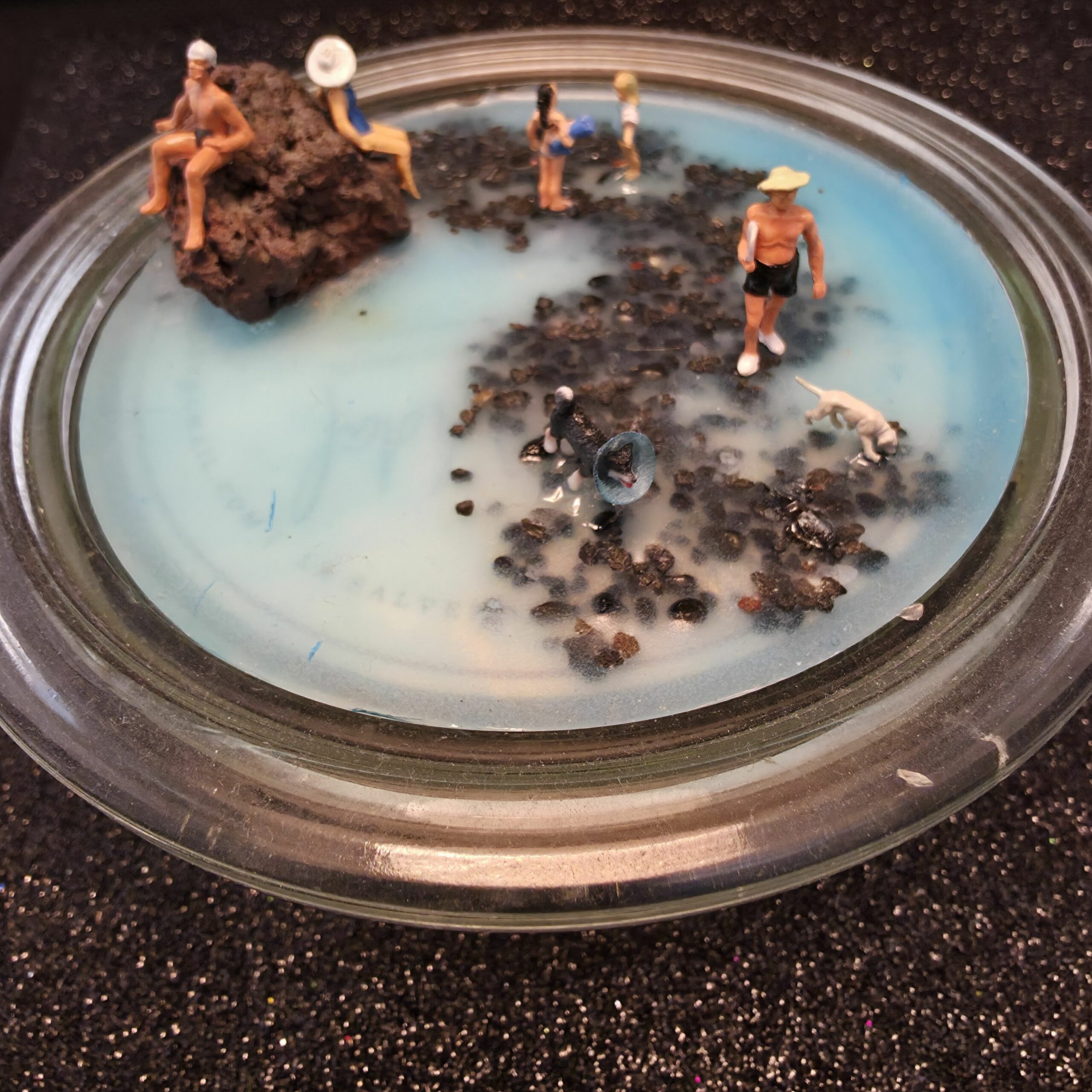 scène où apparaissent des personnages marchant sur les cailloux à marée basse