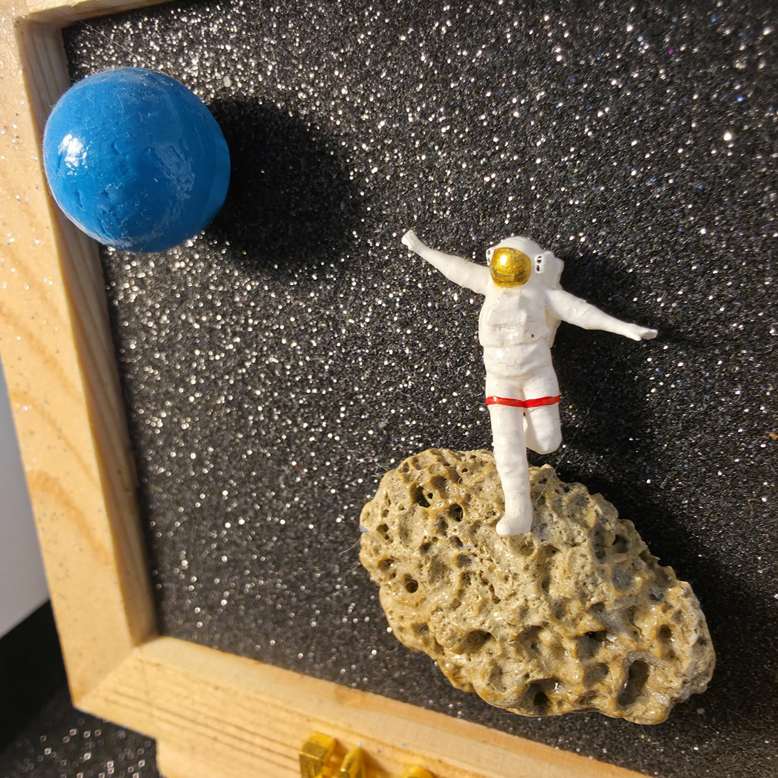 tableau en bois présentant une scène avec un astronaute sur son astéroïde quittant la terre devenue bleue suite à la hausse du niveau des océans - petite planete