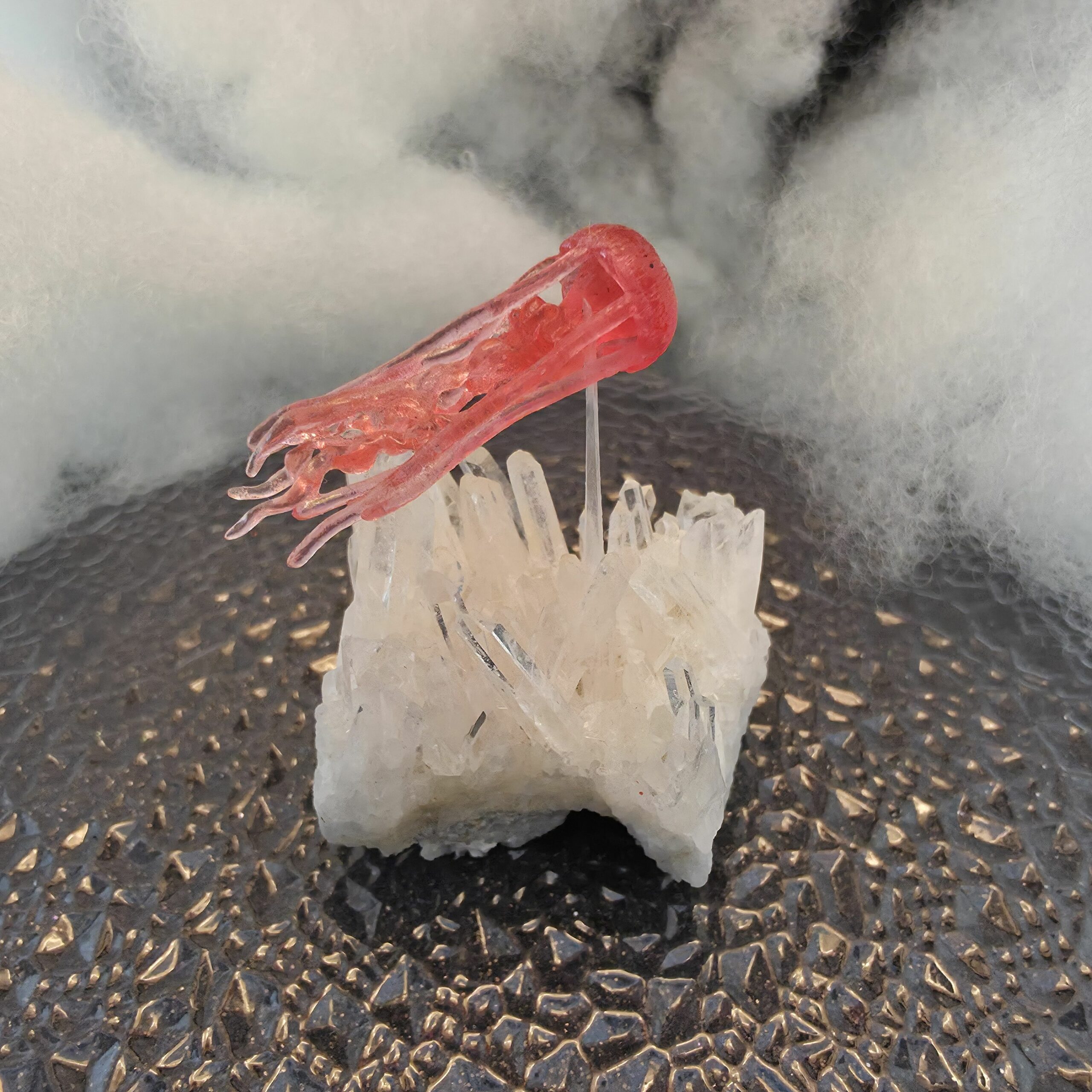 Une méduse rose des profondeurs dérive au-dessus du fond abyssal en cristal de quartz.