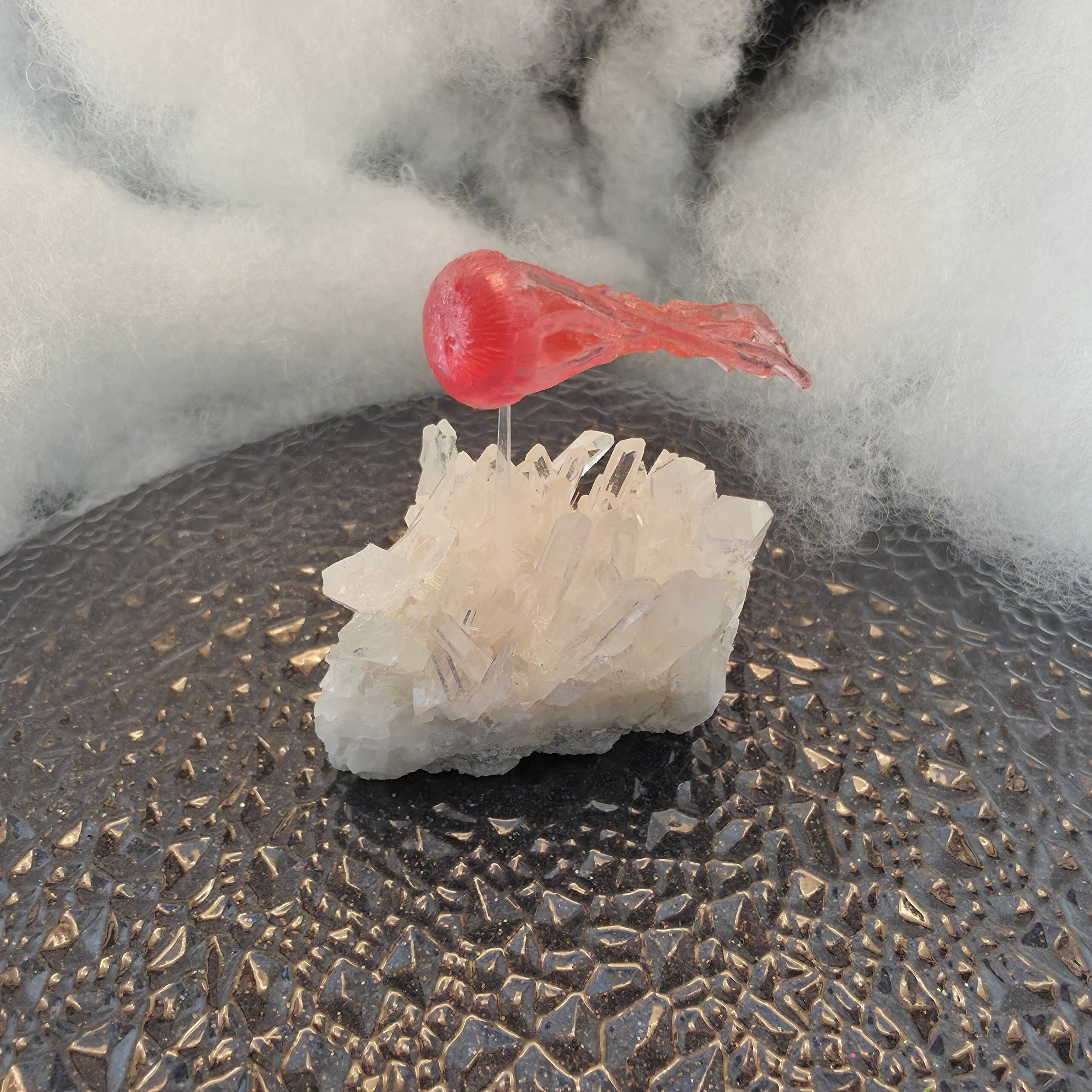 Une méduse rose des profondeurs dérive au-dessus du fond abyssal en cristal de quartz.