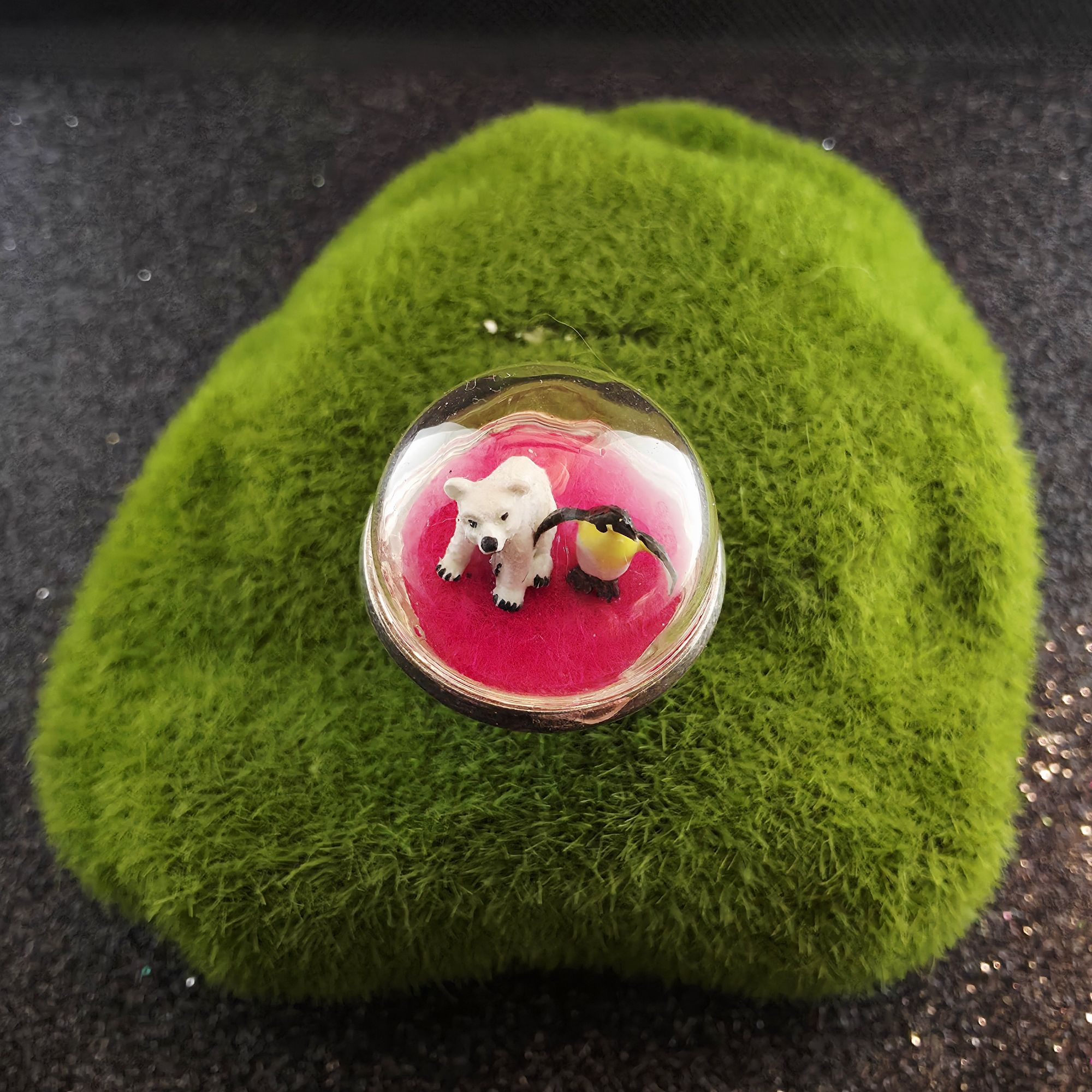 Bague en métal avec bulle de verre présentant deux mini animaux: un ours polaire et un pingouin