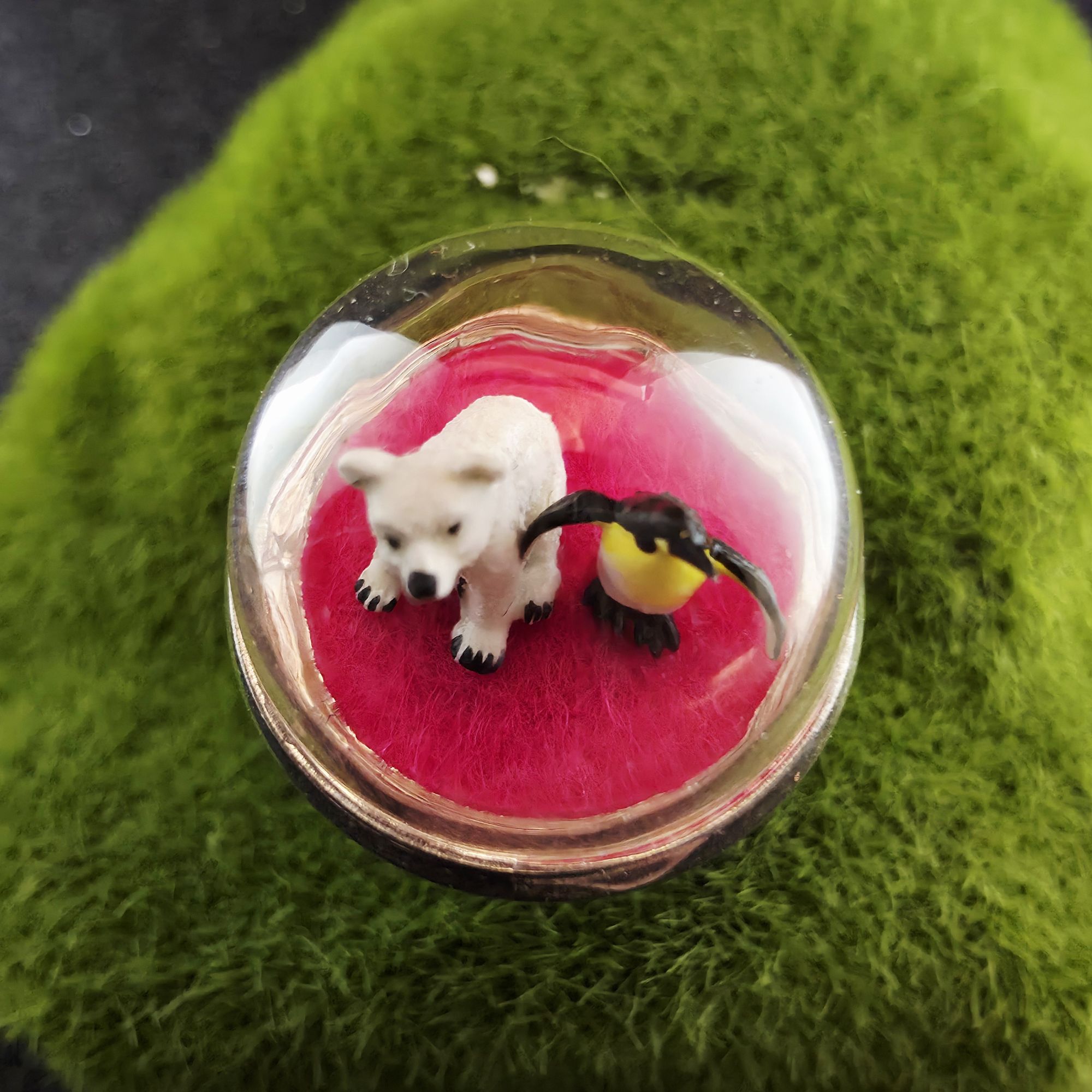 Bague en métal avec bulle de verre présentant deux mini animaux: un ours polaire et un pingouin