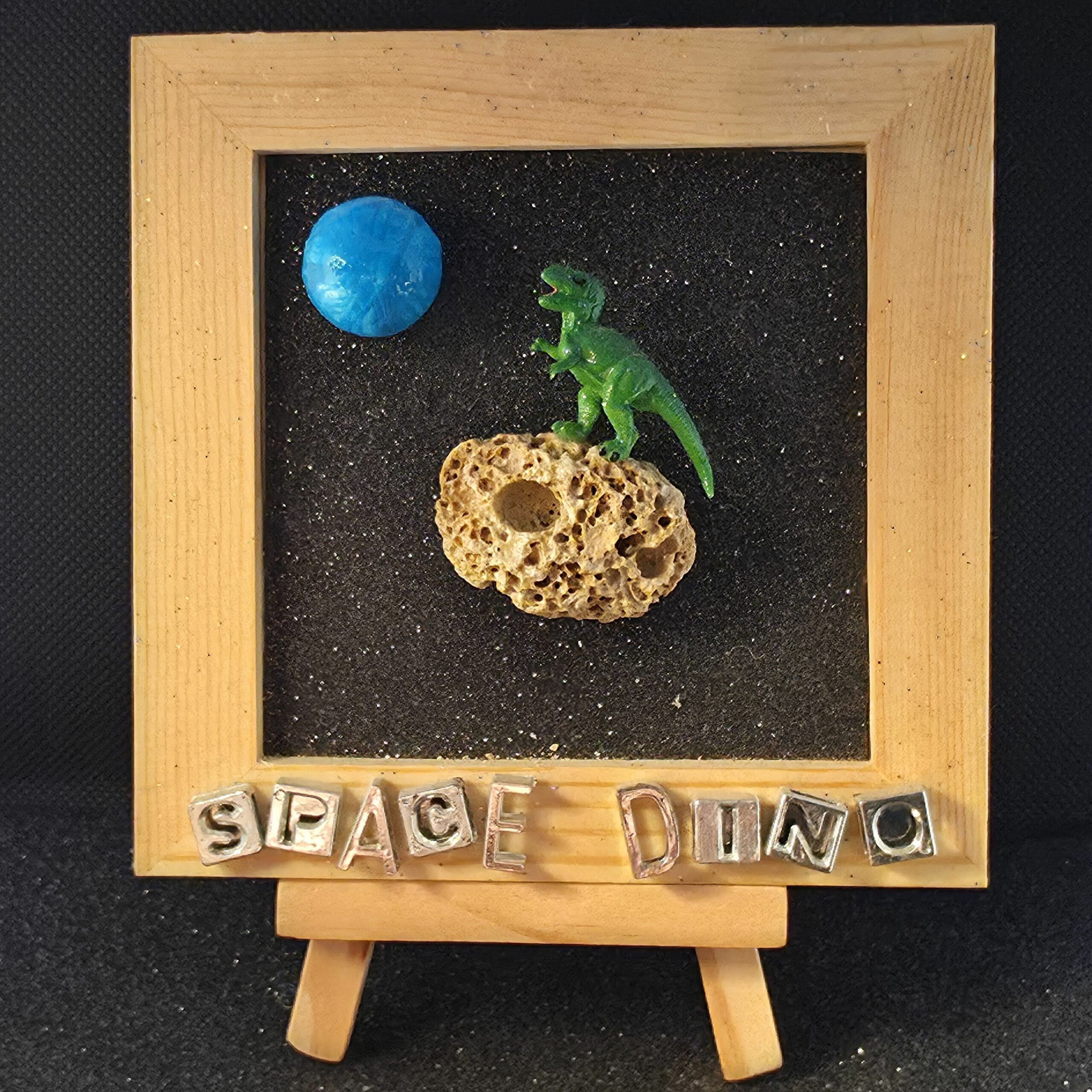 Tableau présentant un dinosaure (T-Rex) sur un astéroïde se dirigeant vers la Terre, devenue la planète bleue à cause du réchauffement climatique