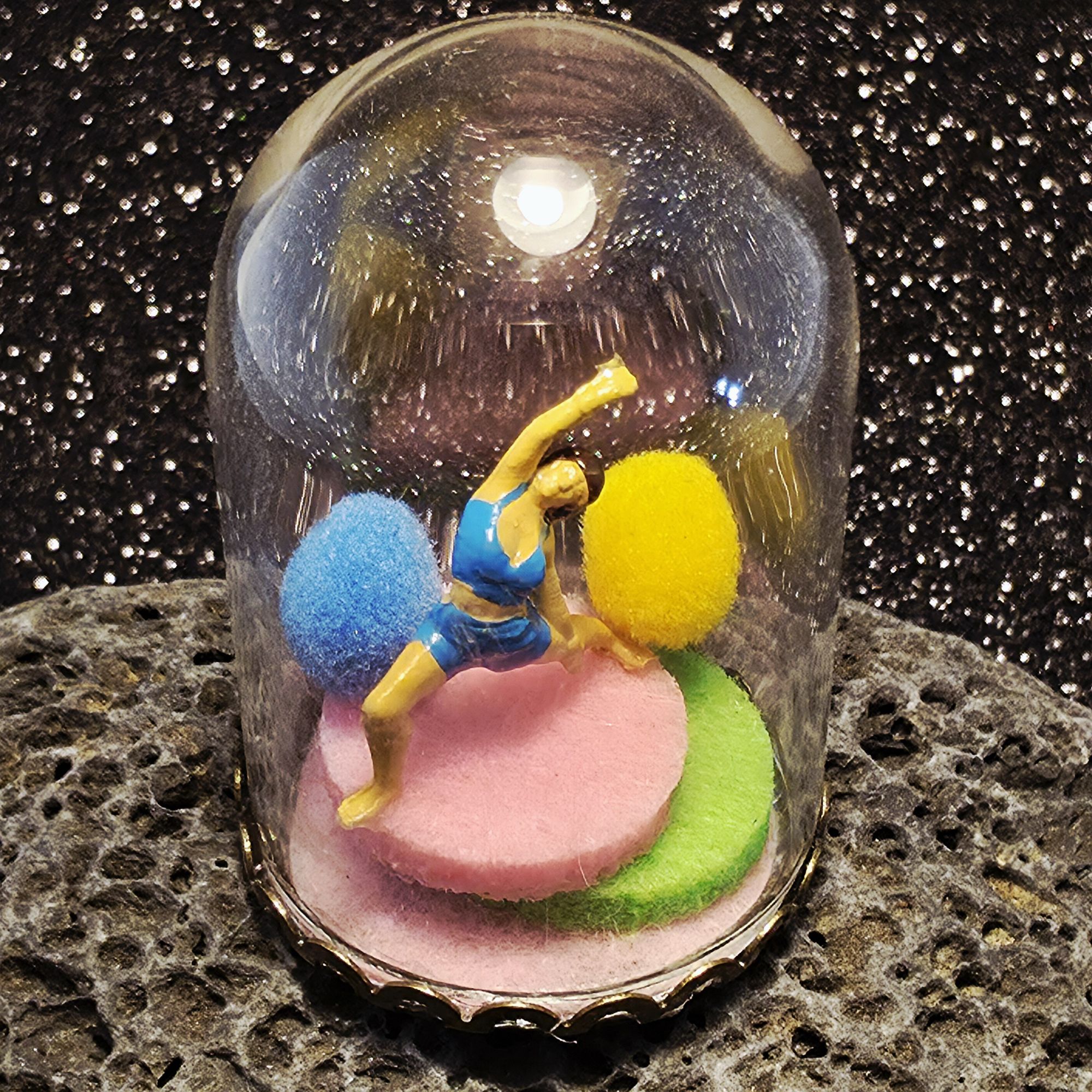 Bulle de verre contenant une mini figurine gymnaste avec deux ballons de gym