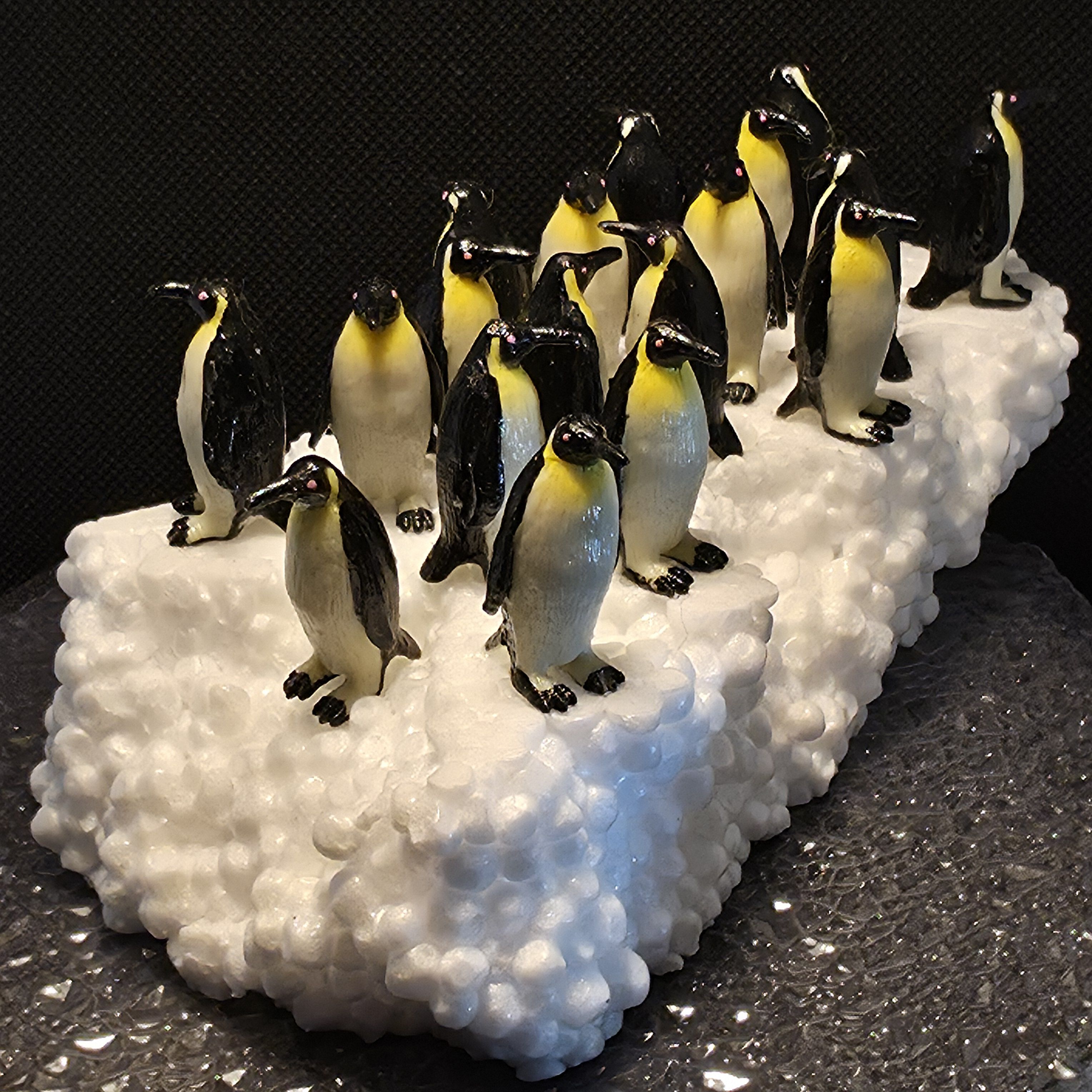 Mini iceberg en polystyrène sur lequel repose une colonie de pingouins miniatures