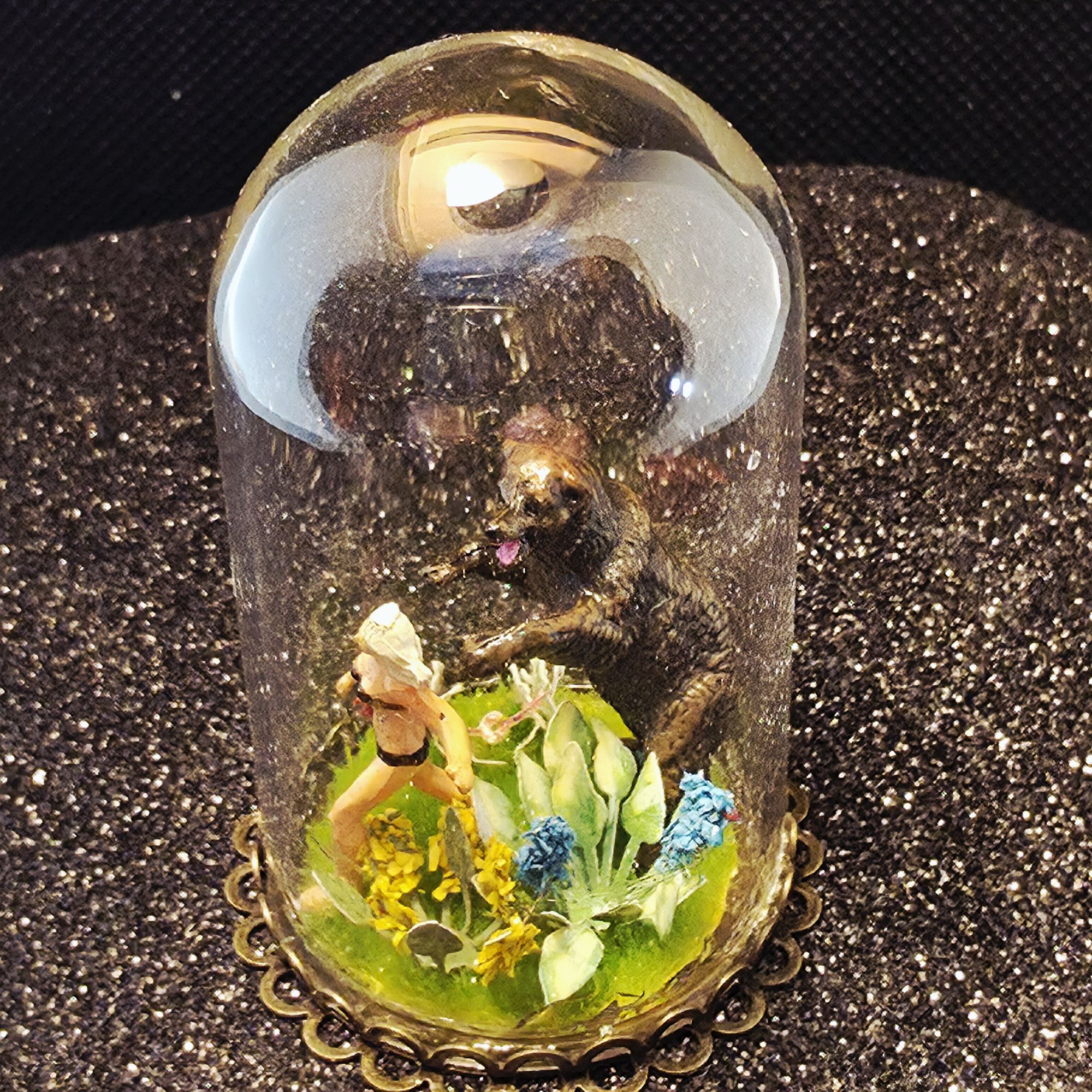 moyenne bulle de verre contenant une femme en train de fuir un ours brun dressé sur ses pattes arrières