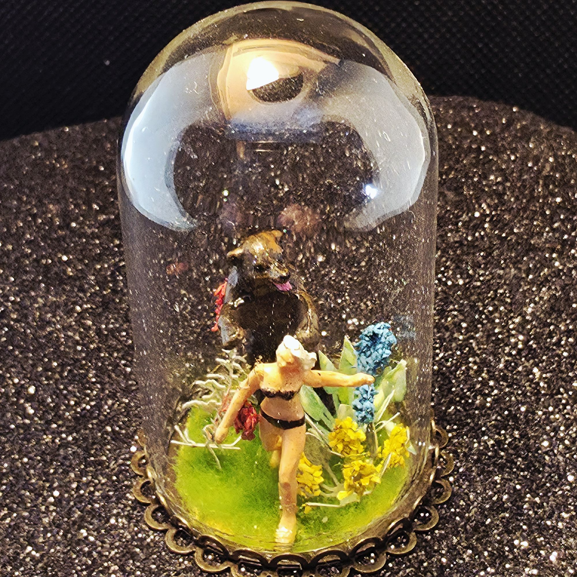 moyenne bulle de verre contenant une femme en train de fuir un ours brun dressé sur ses pattes arrières