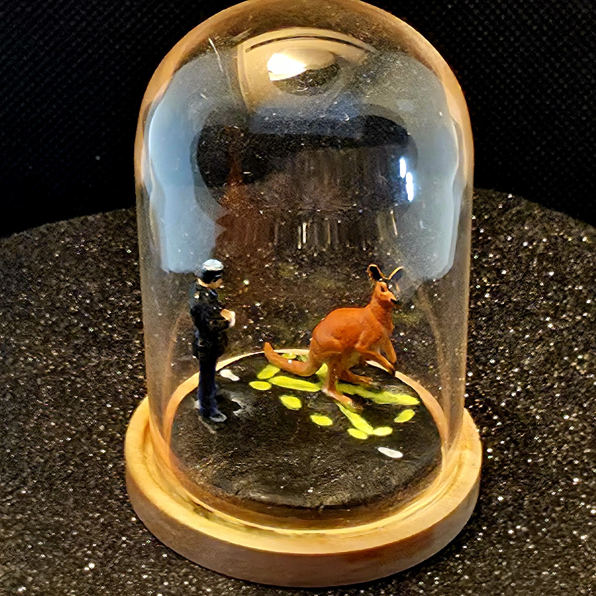 Grande bulle de verre contenant un policier en train de mettre une amende à un kangourou mal garé