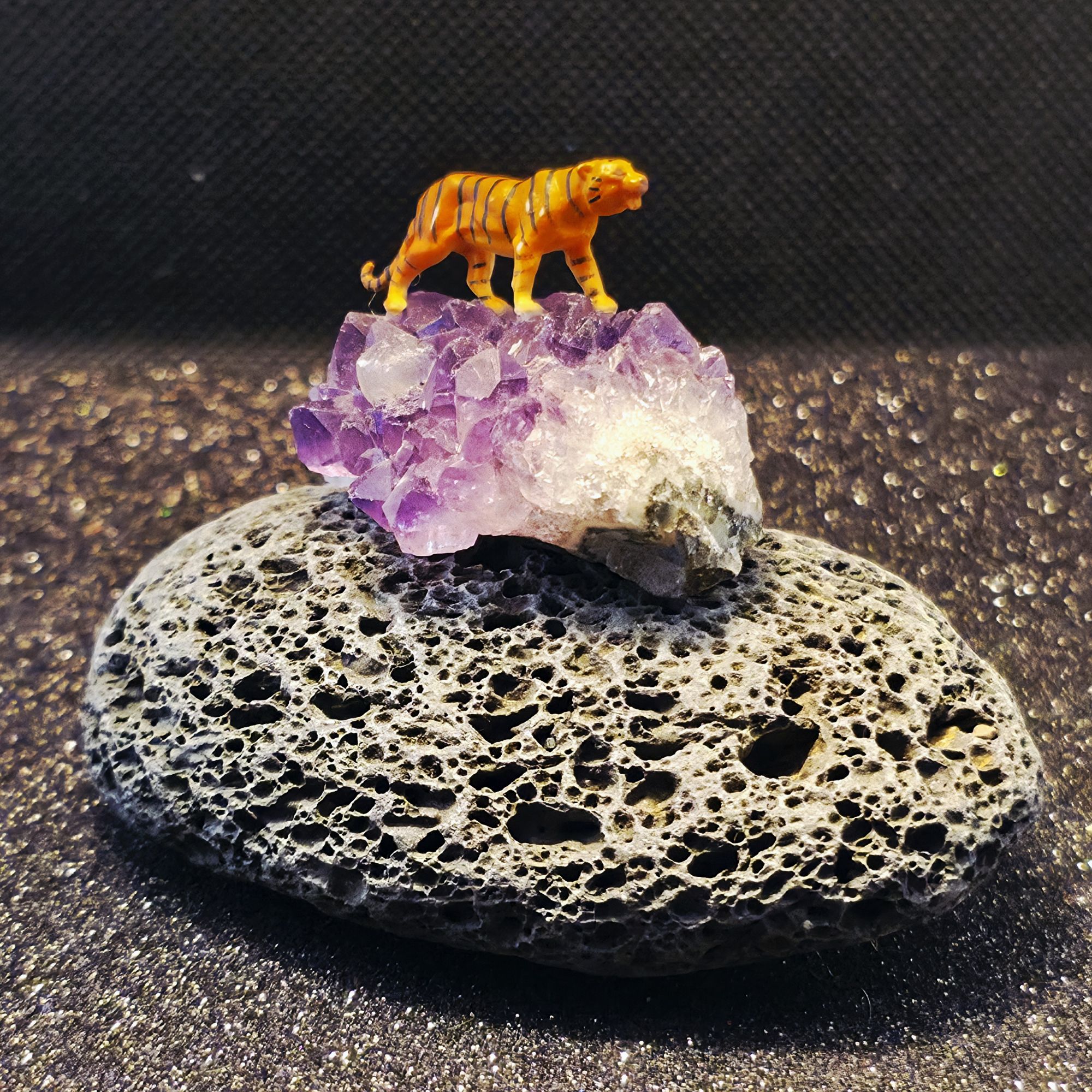 Oeuvre présentant un mini tigre posé sur un cristal d'améthyste